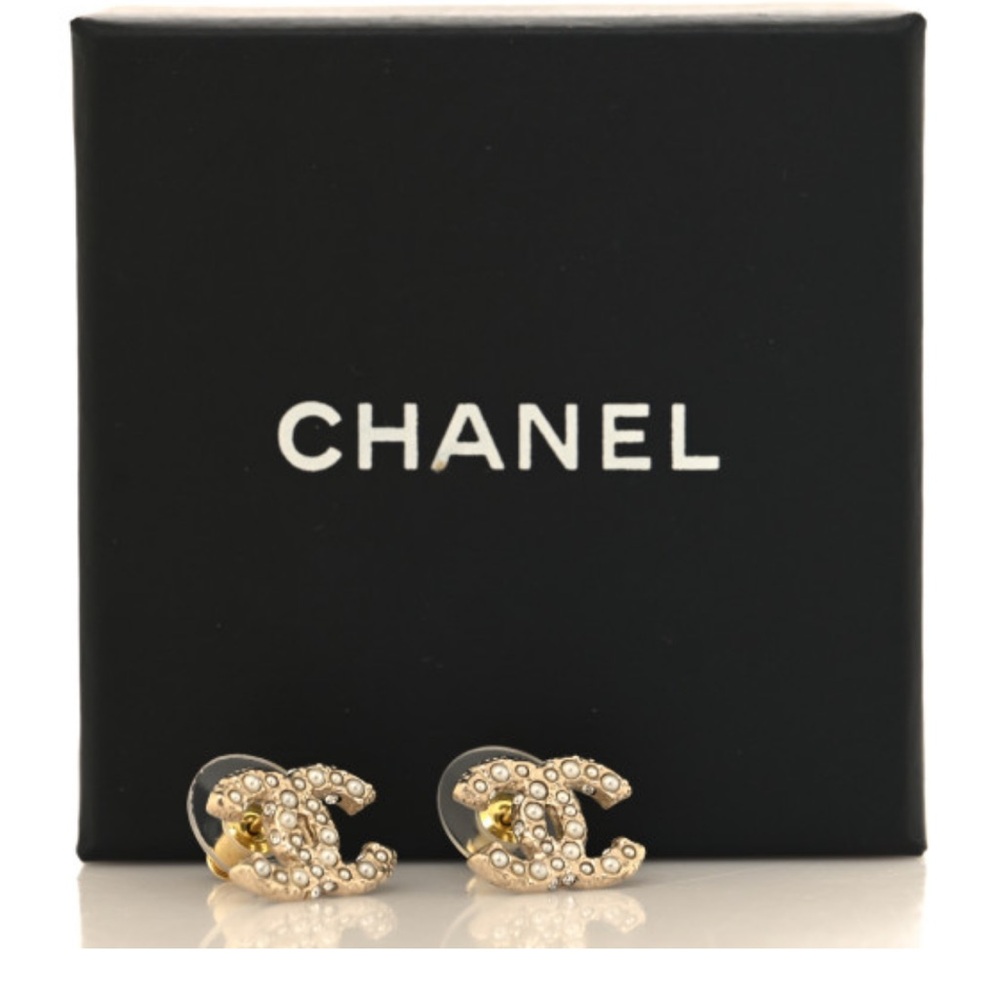 CHANEL 23A Pearl Crystal Gold Stud CC Earrings